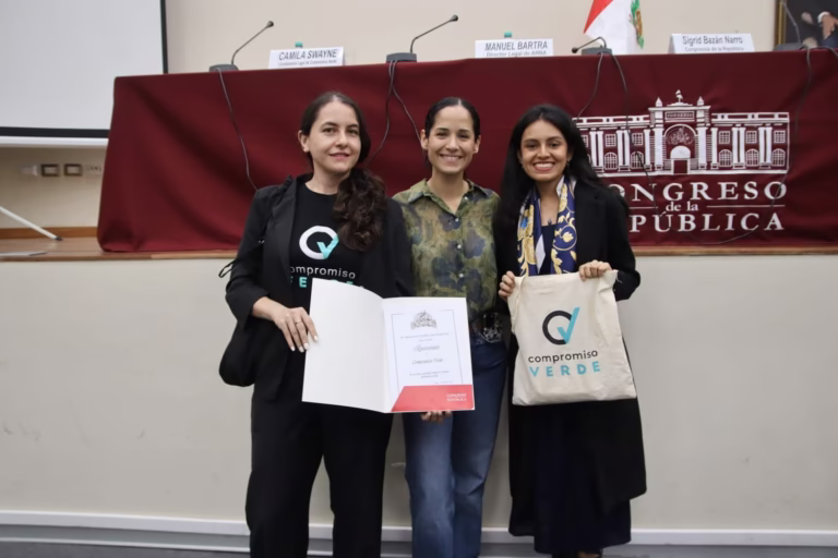 Bienestar animal en el Congreso Compromiso Verde recibe reconocimiento por su labor en favor de los animales en Perú