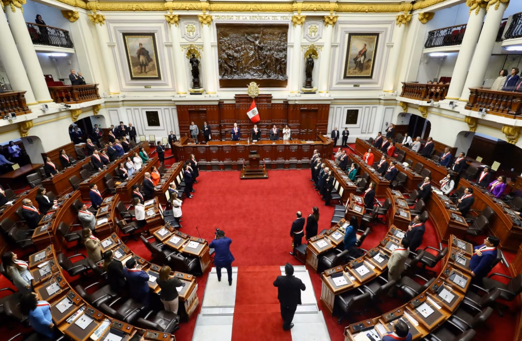 Vista_panorámica_del_Hemiciclo_de_sesiones_del_Congreso_del_Peru_en_2023_-_53234664814 (1)
